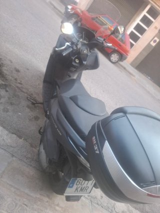Kymco 400 Maxi Scooter Negra/Gris