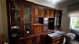 Mueble de salón de madera y cristal