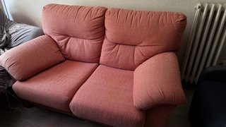 Sofá de tela rosa y beige