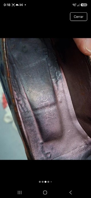Zapatos de tacón marrones y dorados