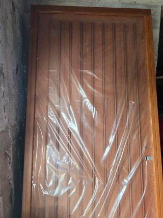 Puerta exterior madera nueva
