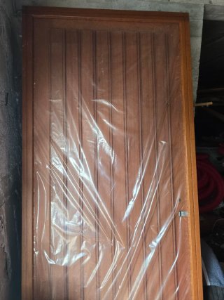 Puerta exterior madera nueva