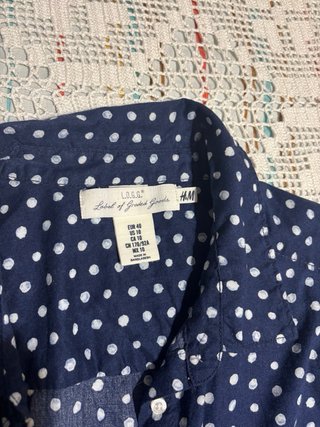 Camisa azul de lunares blancos
