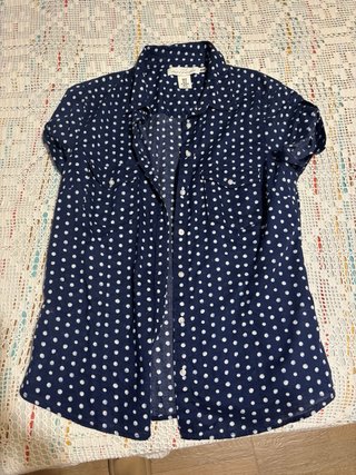 Camisa azul de lunares blancos