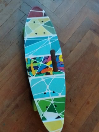 Monopatín con diseño geométrico