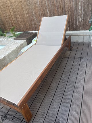 Hamaca de madera y tela beige .