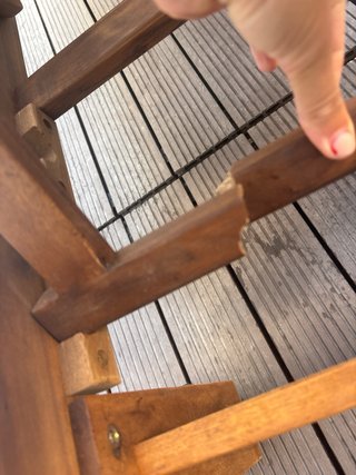 Hamaca de madera y tela beige .