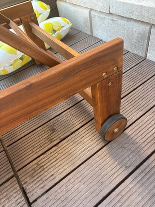 Hamaca de madera y tela beige .