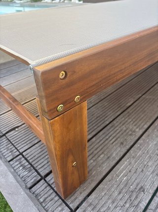 Hamaca de madera y tela beige .