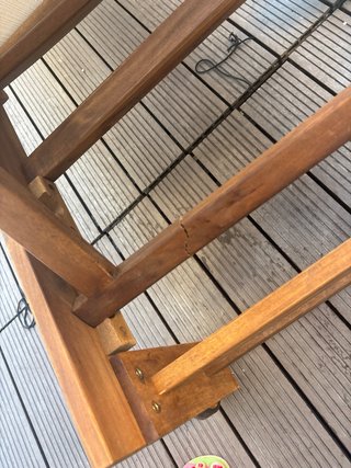 Hamaca de madera y tela beige .