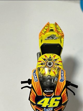 Honda RC 211V Valentino Rossi 1/18