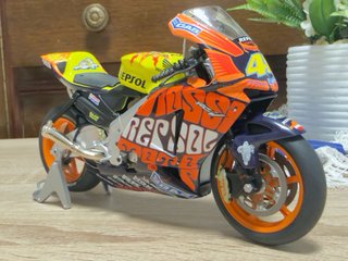 Honda RC 211V Valentino Rossi 1/18