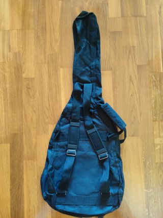 Funda de guitarra negra con parches