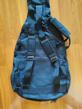Funda de guitarra negra con parches