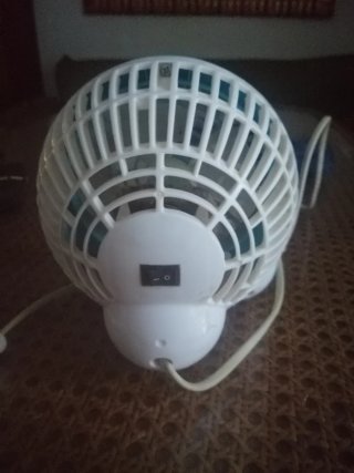Pequeño ventilador azul. Sin caja.