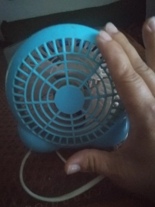 Pequeño ventilador azul. Sin caja.