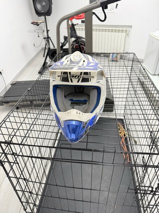 Casco de moto MT blanco y azul
