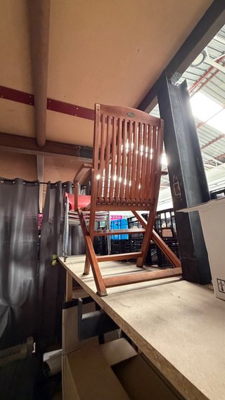 2 sillas de terraza de madera