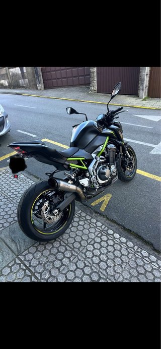 Kawasaki Z900 Negra y Verde A2