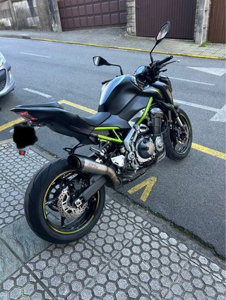 Kawasaki Z900 Negra y Verde A2