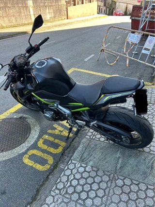Kawasaki Z900 Negra y Verde A2