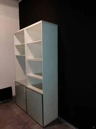 Estantería Ikea blanca con puertas