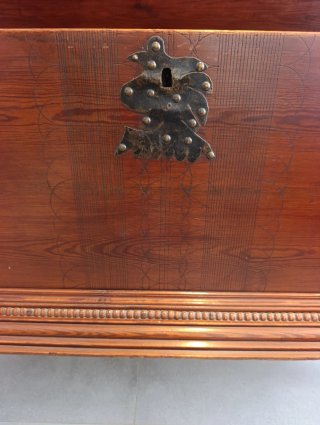 Arca baúl de madera antiguo