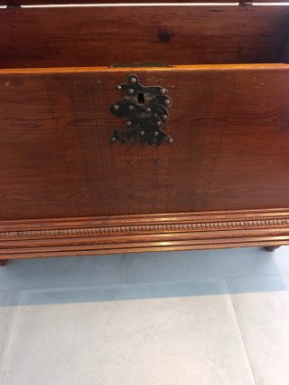 Arca baúl de madera antiguo