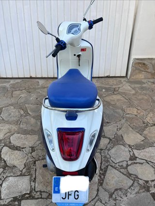 Vespa 125 6000km 2015 en pleno funcionamiento