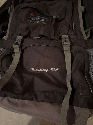 Mochila MOUNTAINTOP 40L Negra y Gris