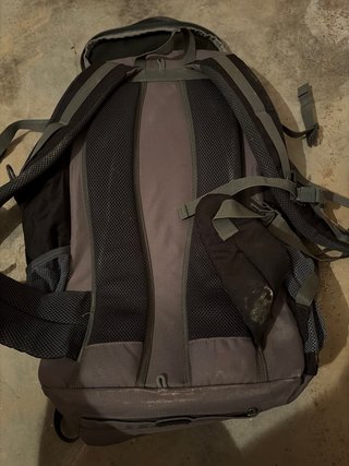 Mochila MOUNTAINTOP 40L Negra y Gris
