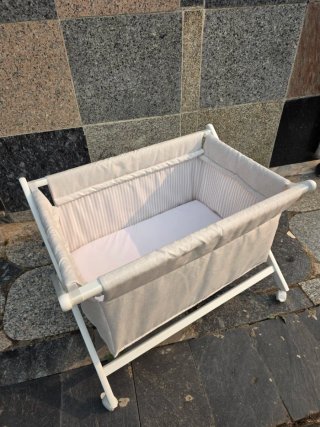 Cuna colecho portátil beige y blanco