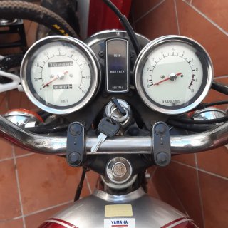 Moto Yamaha Special Roja y Plateada