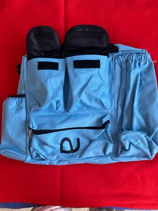 Mochila azul con múltiples bolsillos