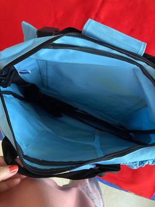 Mochila azul con múltiples bolsillos