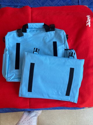 Mochila azul con múltiples bolsillos