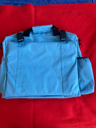 Mochila azul con múltiples bolsillos