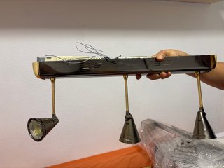 Lámpara de salón negra y dorada