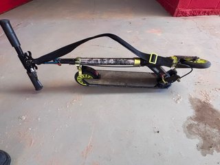 Patinete Decathlon Negro y Amarillo