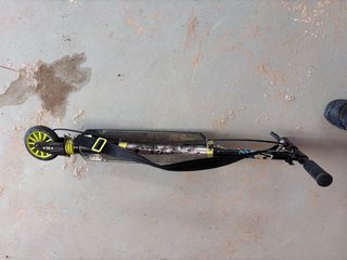 Patinete Decathlon Negro y Amarillo