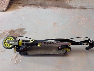 Patinete Decathlon Negro y Amarillo