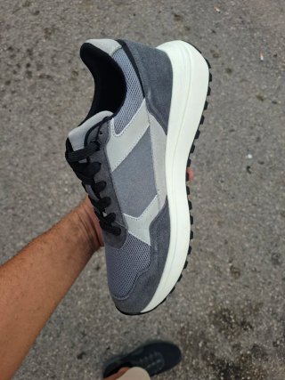 Scarpe uomo grigie e bianche