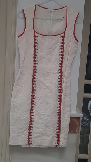 Vestido blanco con adornos rojo, talla 40