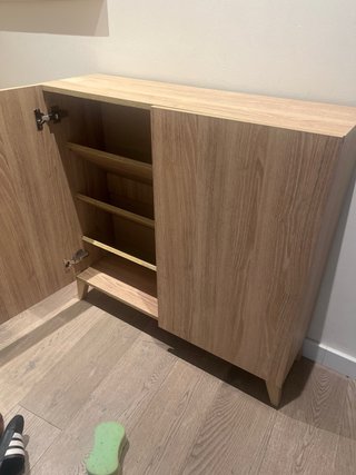 Zapatero de madera con puertas