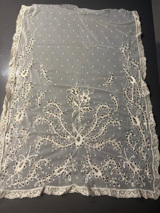 Manteletas Falleras Blancas y Doradas