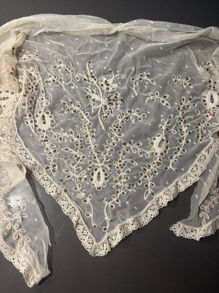 Manteletas Falleras Blancas y Doradas