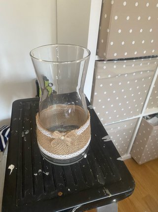 Jarrón de cristal y yute decorado