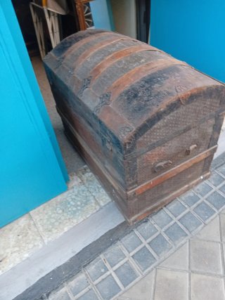 Baúl antiguo de madera y metal
