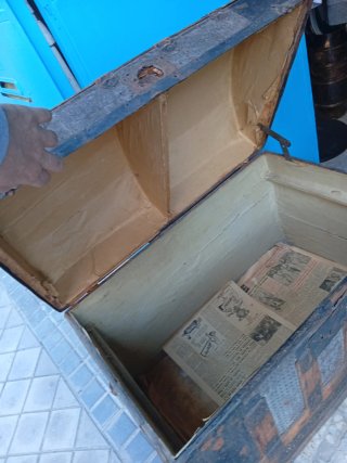 Baúl antiguo de madera y metal