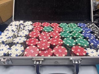 Maletín de póker con fichas multicolor